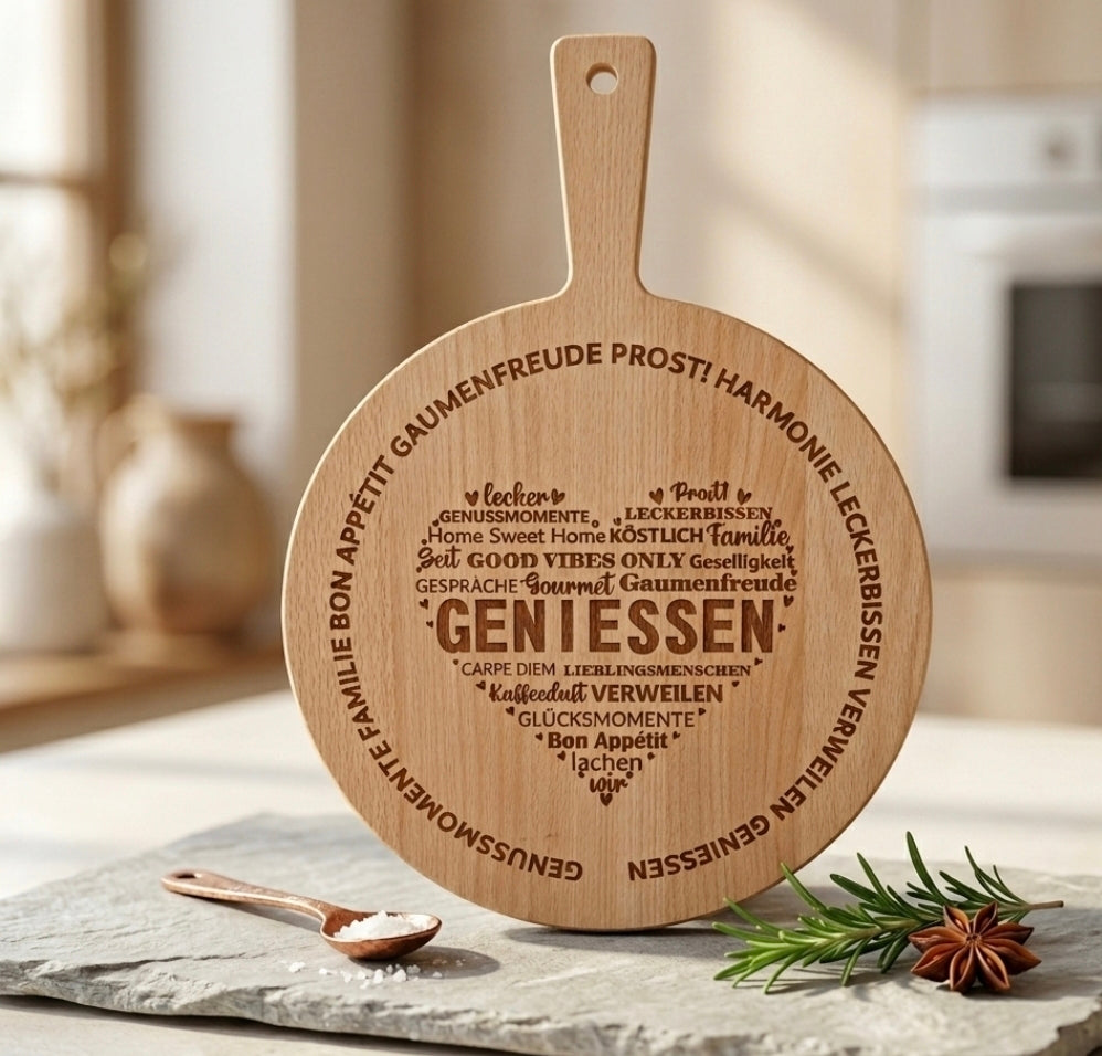 Rundes Schneidebrett aus Buchenholz mit lasergraviertem Herz-Motiv „Geniessen" – Geschenk zur Einweihung oder als Gastgeschenk, handgefertigt in der Schweiz