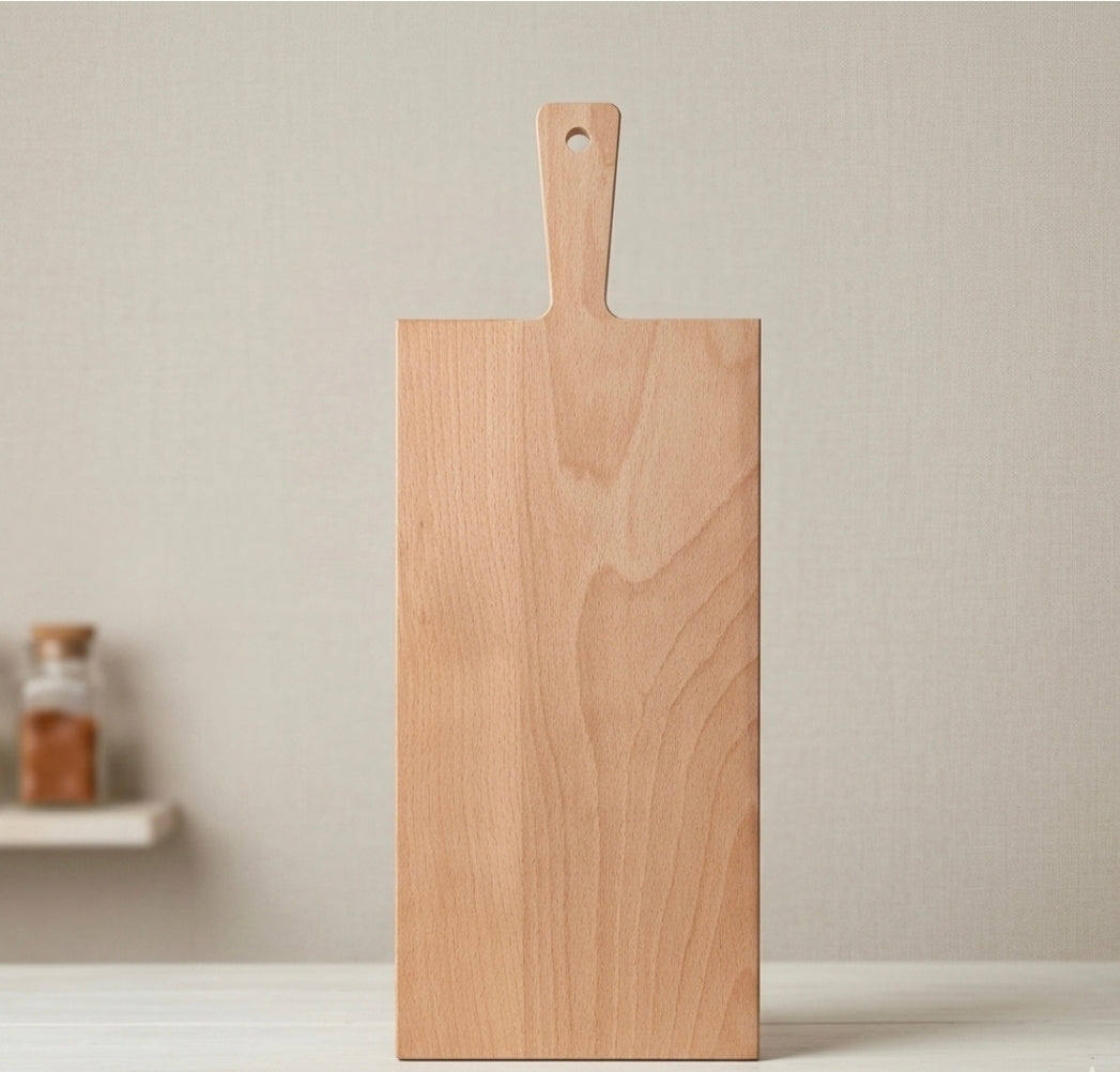 Langes, schmales Servierbrett aus hellem Buchenholz mit ergonomischem Griff und Aufhängeloch. Modernes Holzpaddel für Antipasti, Käse oder Tapas im minimalistischen Design.