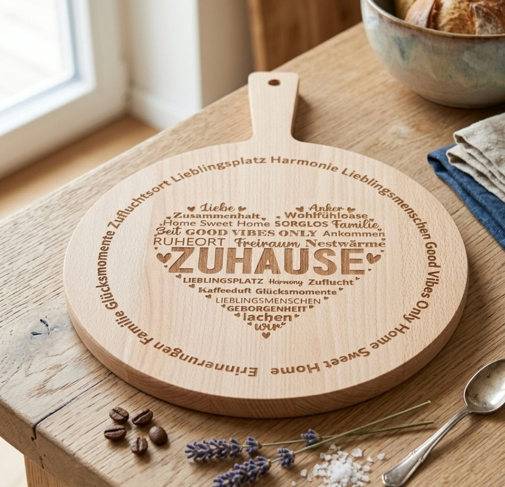 Rundes Holzschneidebrett aus Buche mit Herzgravur Zuhause, Ø 29 cm