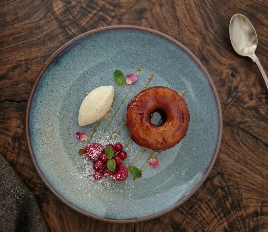 Dessertteller Montagna Steingut Ø 21 cm mit Reactive-Glaze-Effekt in Blau-Grau auf Holztisch – handgefertigtes Geschirr, Unikat aus der Schweiz
