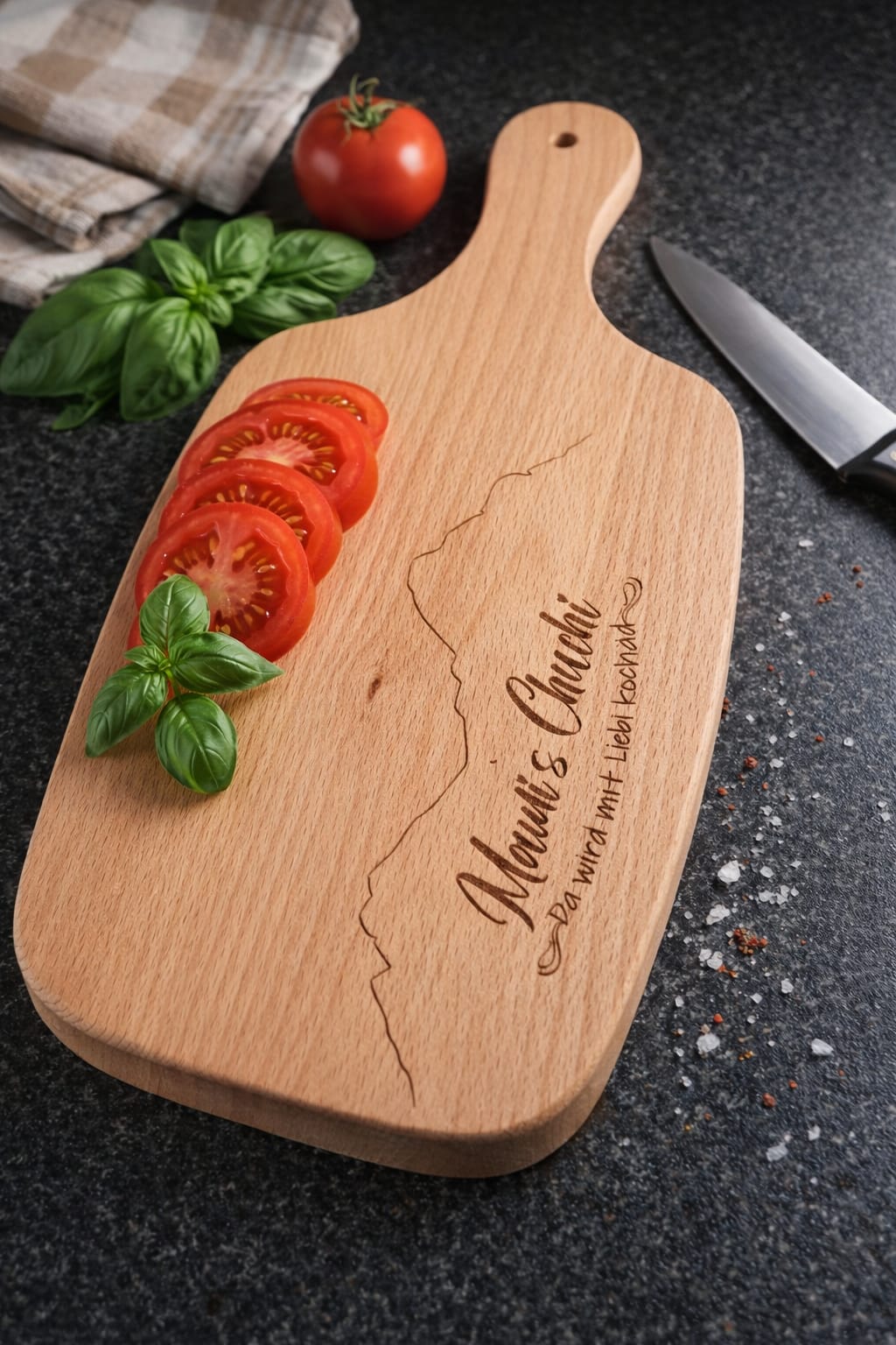 Personalisiertes Küchenbrett aus Holz für Mütter – Graviertes Frühstücksbrettchen mit dem Text ‚Mami's Chuchi‘ und Bergmotiv, hochwertige Geschenkidee für die Küche.