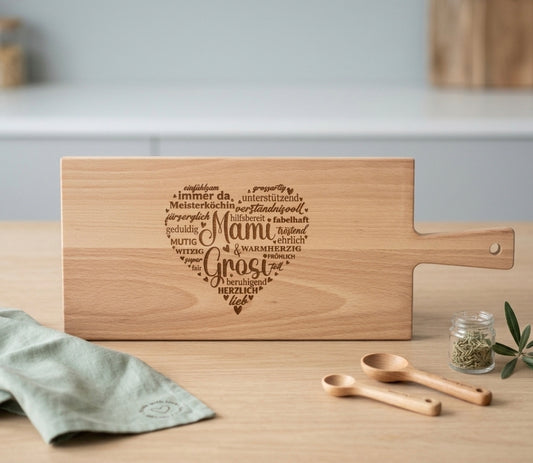Geschenk für Mami – graviertes Holzschneidebrett mit Herz, Nahaufnahme der Gravur.