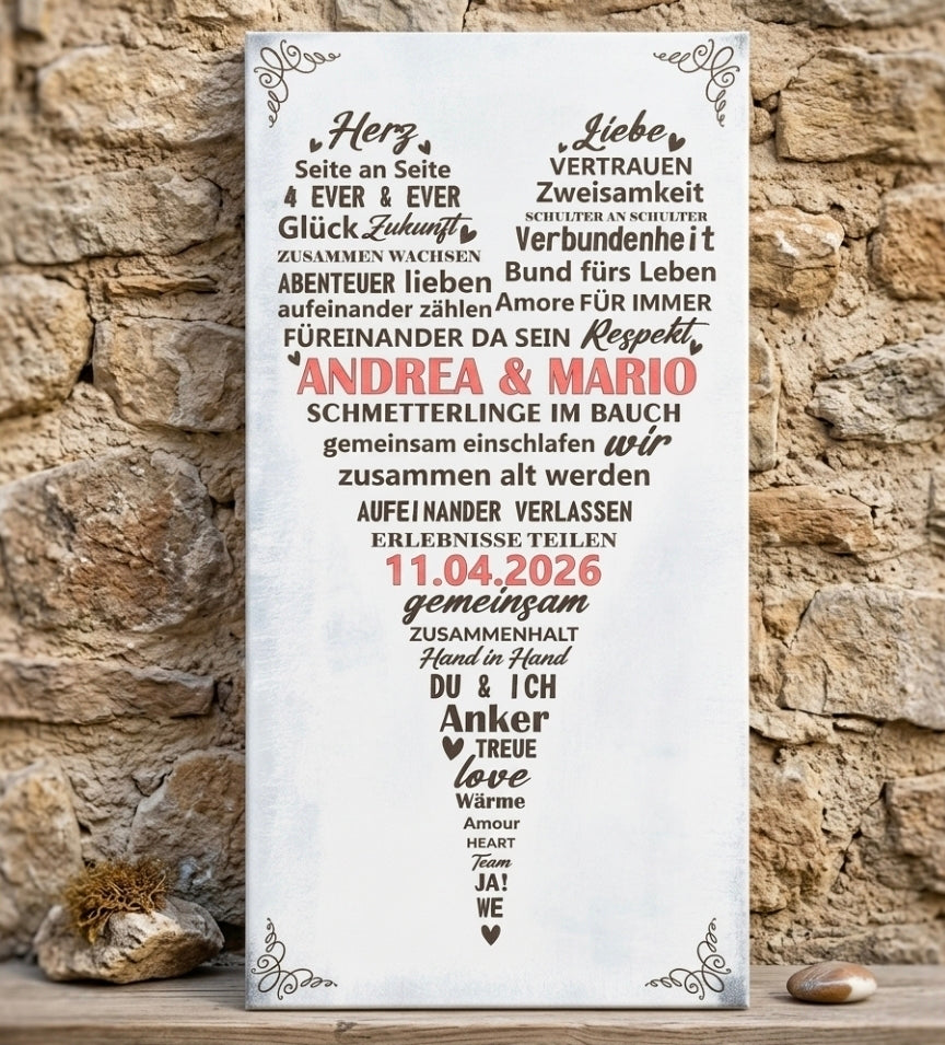Individuelles Geschenk für Paare: Holzschild mit Namenspersonalisierung und Hochzeitsdatum, Herz-Design aus Begriffen wie Zusammenhalt, Vertrauen und Glück auf hellem Hintergrund.