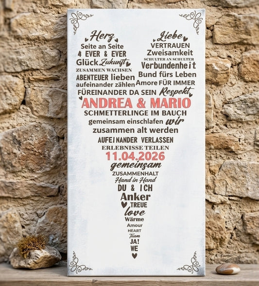 Individuelles Geschenk für Paare: Holzschild mit Namenspersonalisierung und Hochzeitsdatum, Herz-Design aus Begriffen wie Zusammenhalt, Vertrauen und Glück auf hellem Hintergrund.