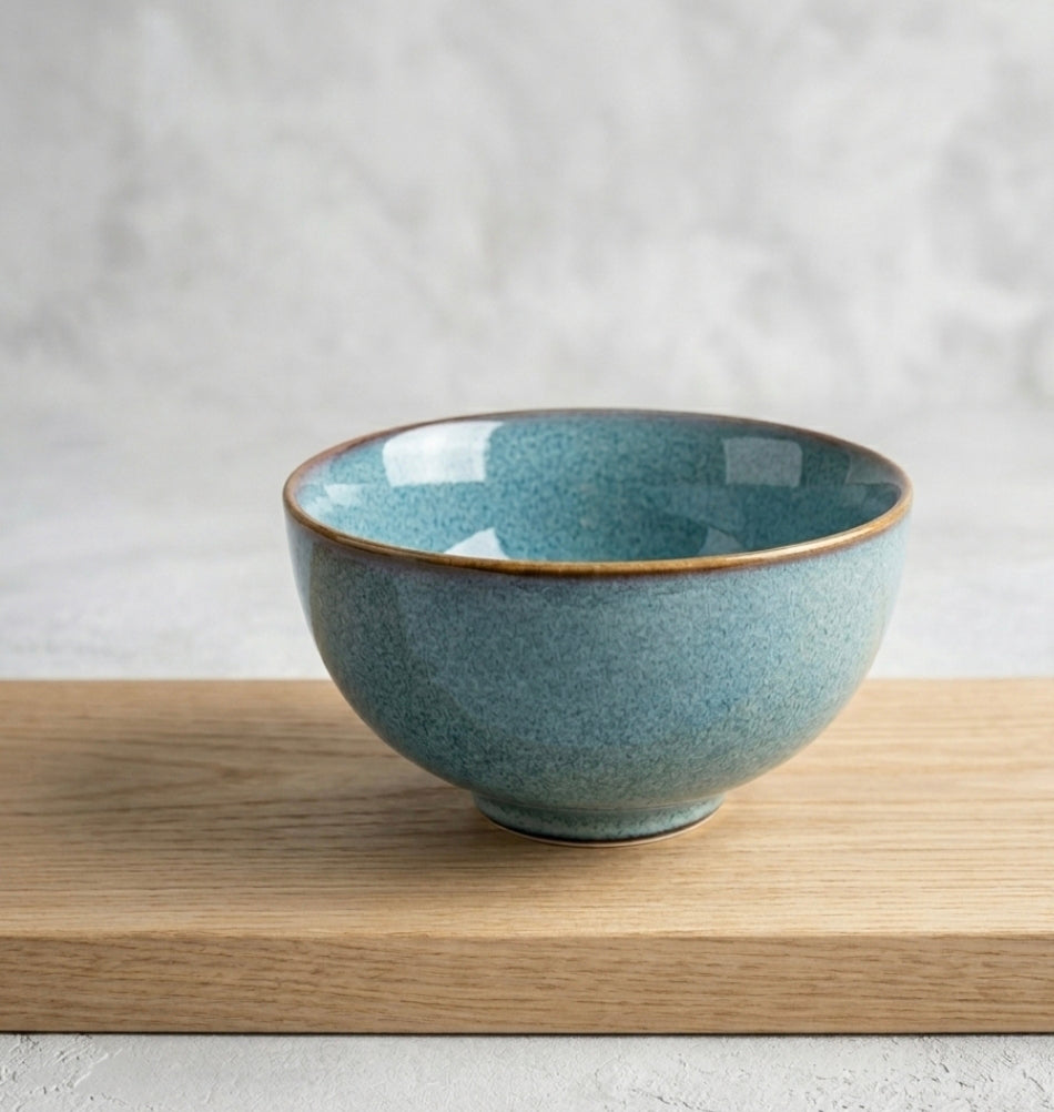 Steingut-Schale Montagna Ø 15 cm in Blau-Grau mit Reactive Glaze auf Holztisch – handgefertigtes Geschirr, Unikat aus der Schweiz