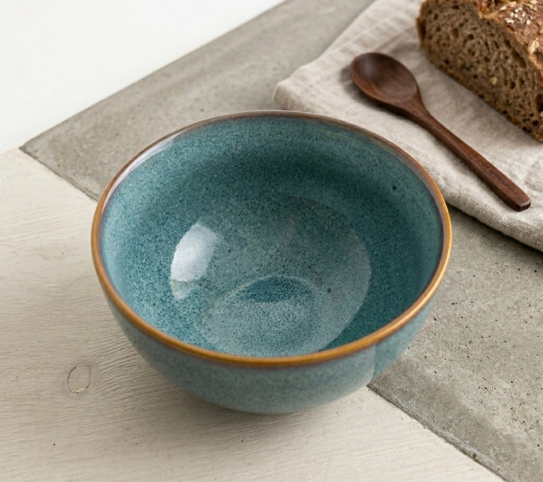 Steingut-Schale Montagna Ø 15 cm in Blau-Grau mit Reactive Glaze auf Holztisch – handgefertigtes Geschirr, Unikat aus der Schweiz