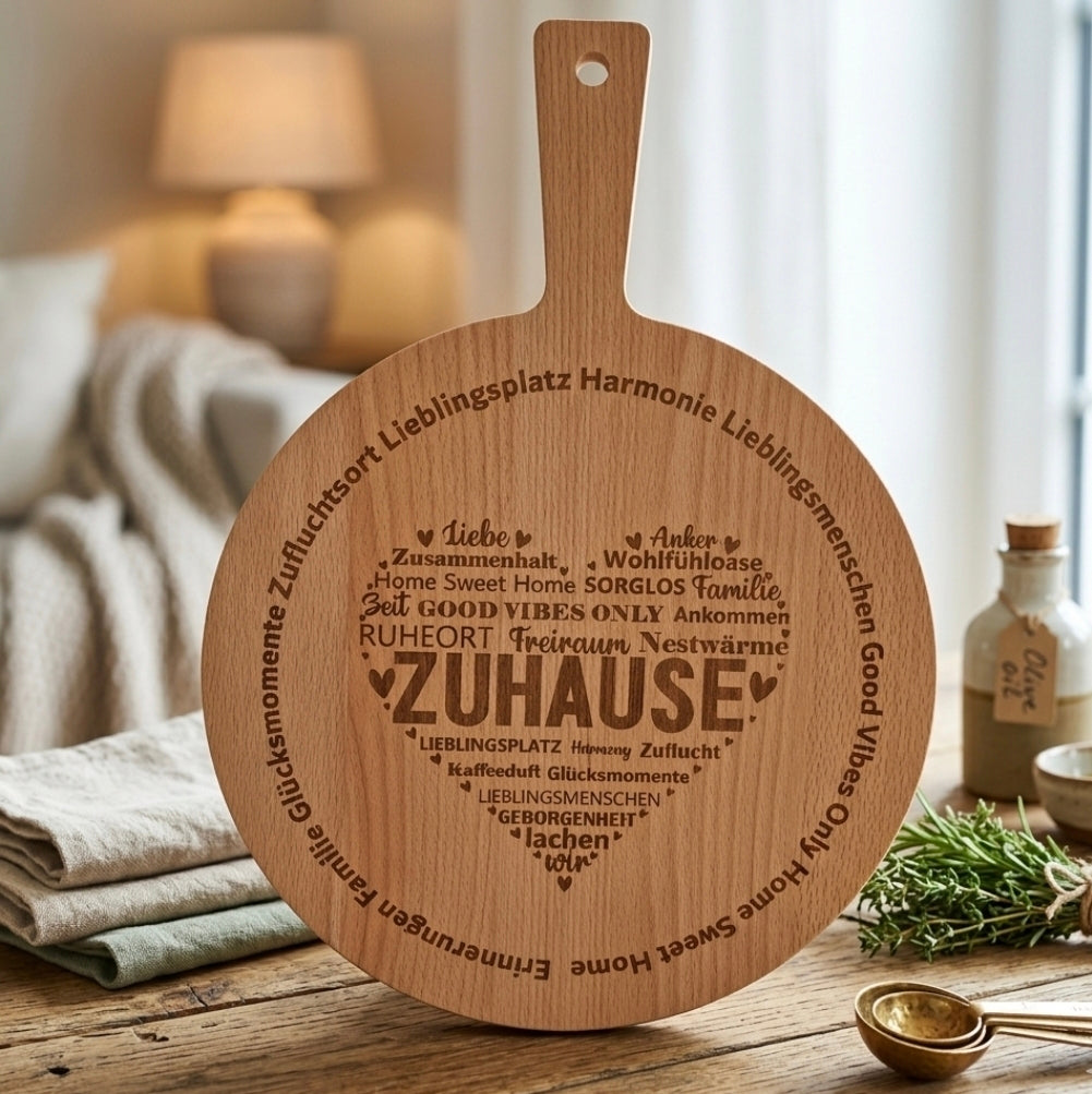 Rundes Holzschneidebrett aus Buche mit Herzgravur Zuhause, Ø 29 cm