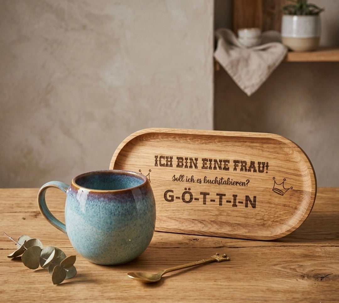 Tasse mit Holz-Unterteller, 2- teilig mit Gravur "Göttin"